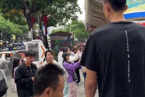 前CBA2米26中锋朱传宇现身街头 一柱擎天把路人惊呆了😱