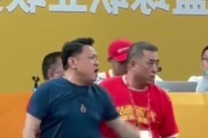 广厦老板闹技术台，孙铭徽踢足球，球迷欺负北京男篮工作人员~